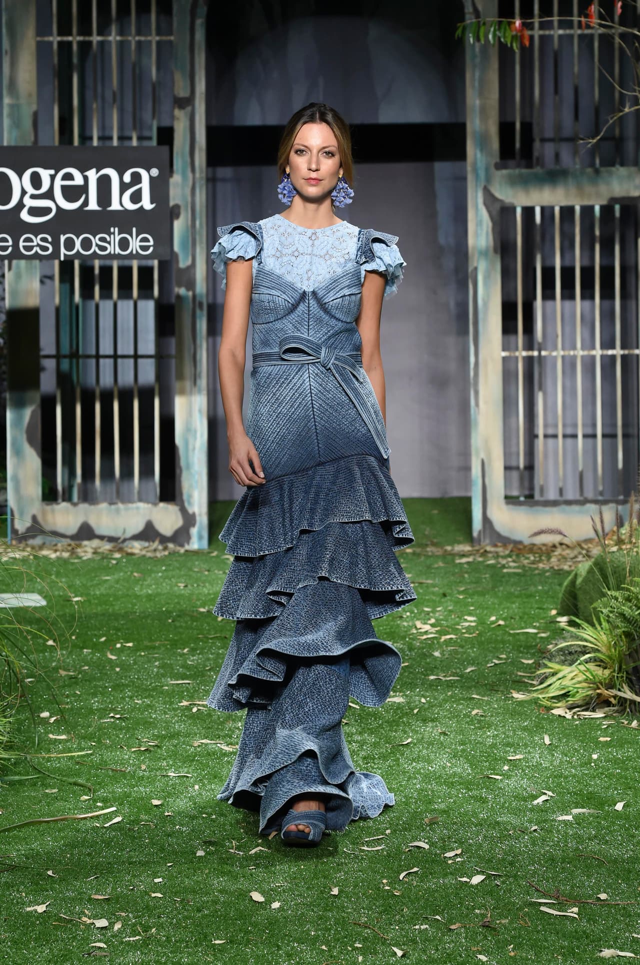 El dénim ha mantenido desde su creación una estrecha relación con la informalidad, sin embargo, eso viene cambiando gracias a su incursión en las pasarelas de la mano de diseños más complejos y sofisticados. La creadora colombiana Renata Lozano hizo del dénim el material ideal para llevar vestidos largos, románticos y sevillanos.