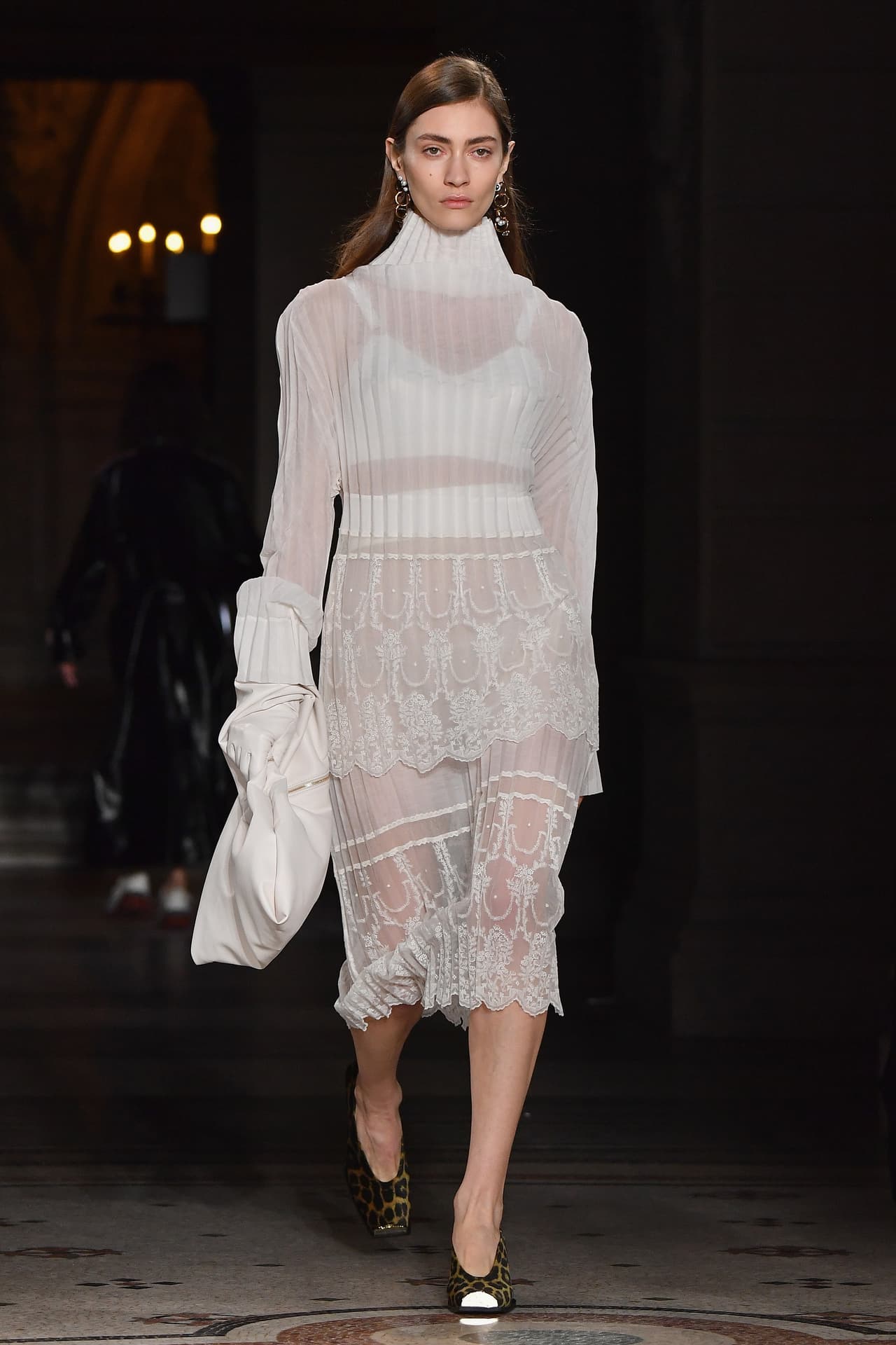 Sin duda el nombre de McCartney es uno de los favoritos, sobre todo después de haber sido elegida en la boda de Meghan para su segundo (y espectacular) vestido de novia.