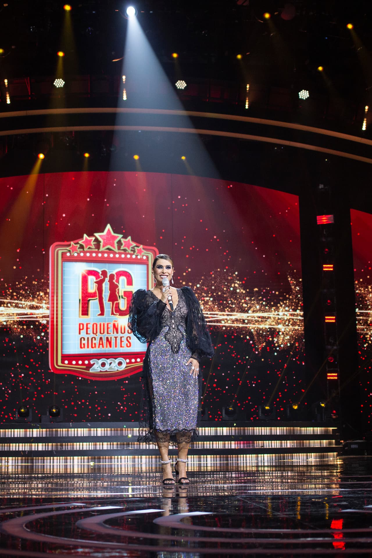 Galilea Montijo nos ha sorprendido en cada temporada con sus espectaculares looks y en el primer show de la quinta edición no fue la excepción. En esta gala apareció en el escenario con un vestido 'midi' negro y plateado.