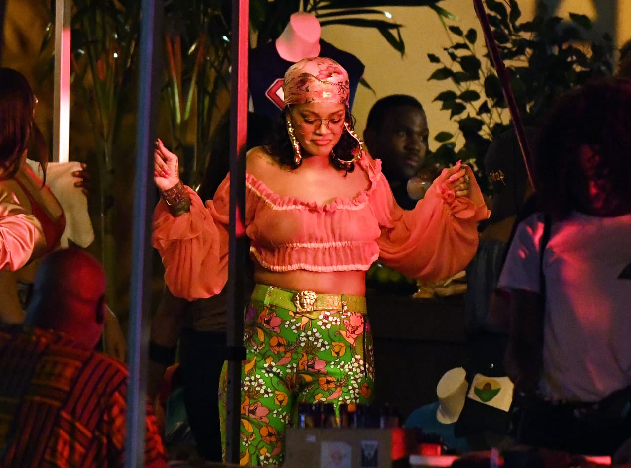 La talentosa Rihanna también optó por utilizar una blusa con transparencias para un braless, acompañado de un colorido pantalón.