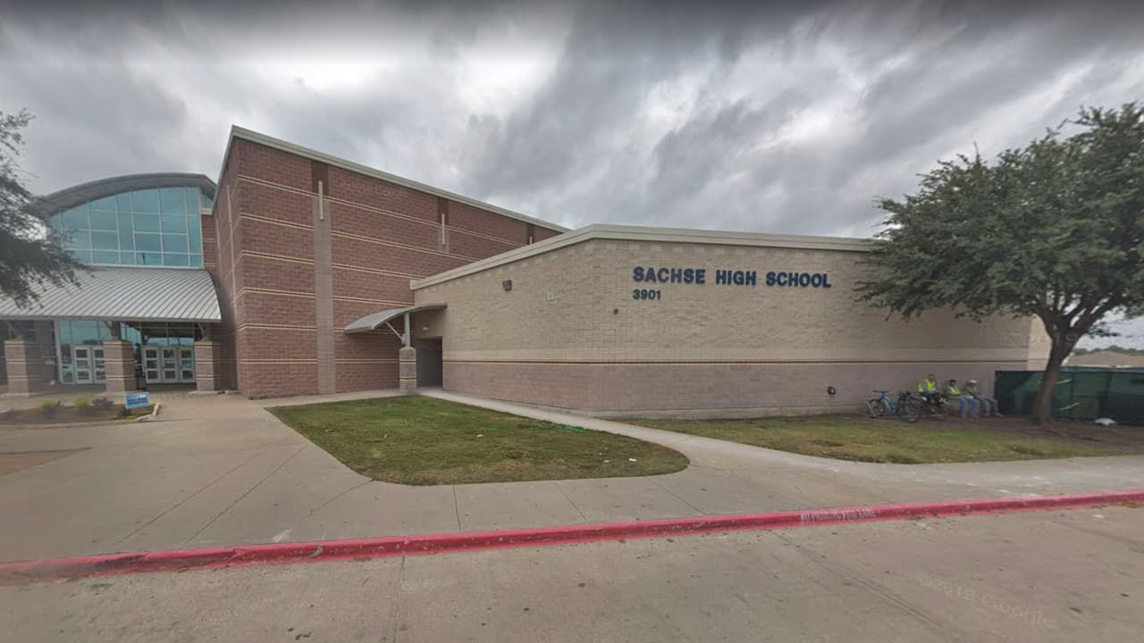 Arrestan a dos estudiantes por presuntamente llevar marihuana comestible a escuela del Metroplex