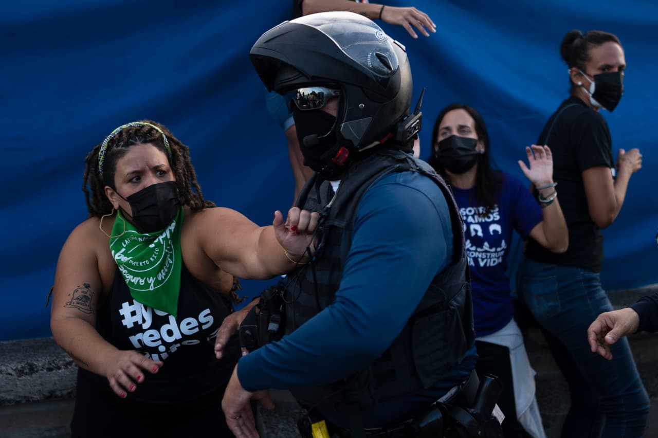 En la manifestación, donde se dieron forcejeos con policías, participaron Colectiva Feminista en Construcción, Mujeres contra LUMA y otras organizaciones.
<br>