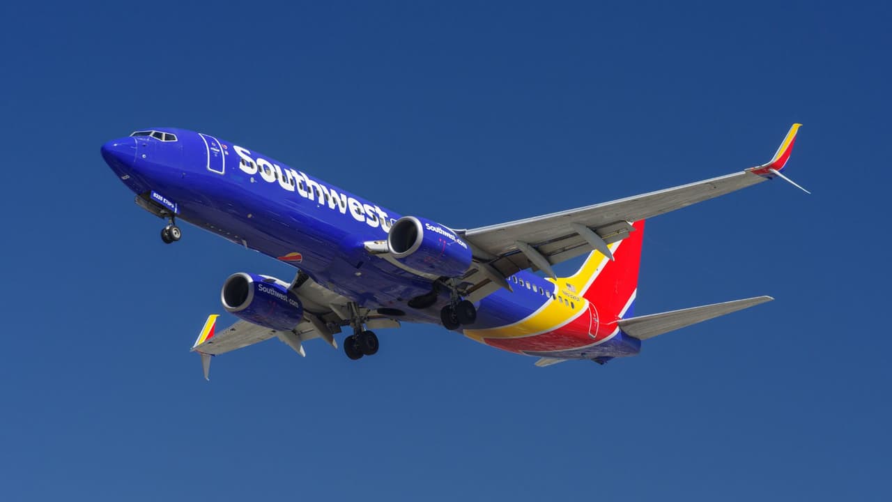 Un vuelo que comenzó en 
<b>Columbus, Ohio</b> y que se dirigía 
<b><a href="https://www.dallas-lovefield.com/" target="_blank">al Aeropuerto Love Field de Dallas</a></b>, 
<b>se convirtió en una de las anécdotas más curiosas para los viajeros del norte de Texas</b>. El vuelo 2547 
<b><a href="https://www.southwest.com/" target="_blank">de Southwest Airlines</a></b> tuvo que 
<b>desviarse al <a href="https://www.dfwairport.com/" target="_blank">aeropuerto Internacional de Dallas-Fort Worth (DFW)</a></b> debido a un posible problema con el sistema antideslizante de los frenos, que 
<b>requería una pista más larga para aterrizar de forma segura.</b>