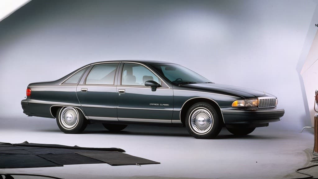 <b><h3 class="cms-h3-H3">9. Chevrolet Caprice 1991-1996.</h3></b>
<br>
<br>La cuarta generación del Caprice fue un intento fallido en modernizar el que fue el sedán grande más populares de Estados Unidos. Las proporciones erradas de este homenaje sobre ruedas al insecto conocido como la cucaracha, junto a su manejo de vieja escuela, lo hacían lucir y comportarse de forma totalmente inadecuada frente a sus competidores japoneses y europeos que ganaban popularidad con el público estadounidense en los años 90. A pesar de haber sido adoptado por muchos departamentos de policía y compañías de Taxi, General Motors descontinuó al Caprice en 1996 para poder construir más SUVs gigantes en la planta en Texas conde se fabricaba.