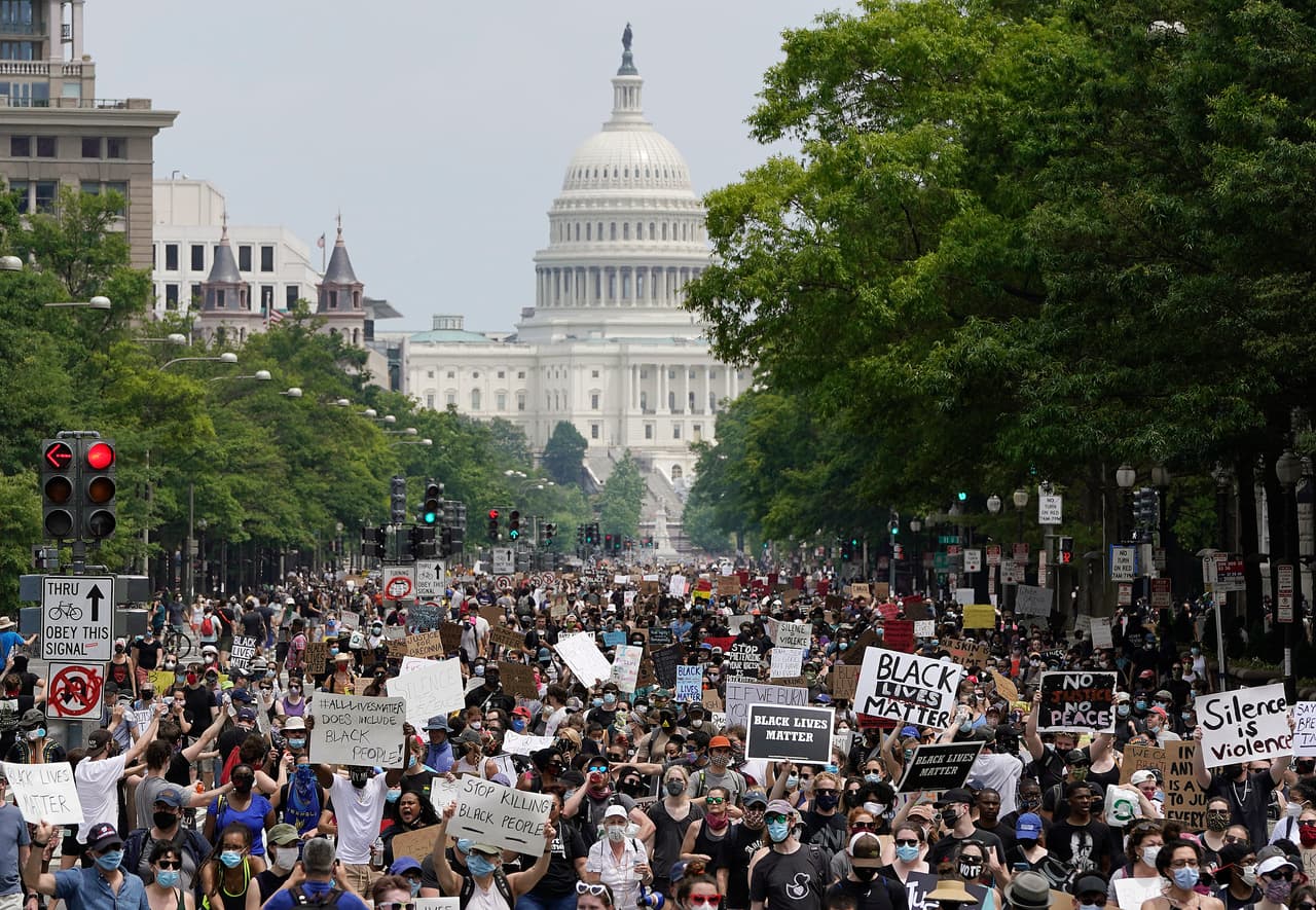 La multitud de manifestantes en la Avenida Pennsylvania, el corazón de Washington DC. Al fondo el Capitolio de EEUU.
<br> 
<br>