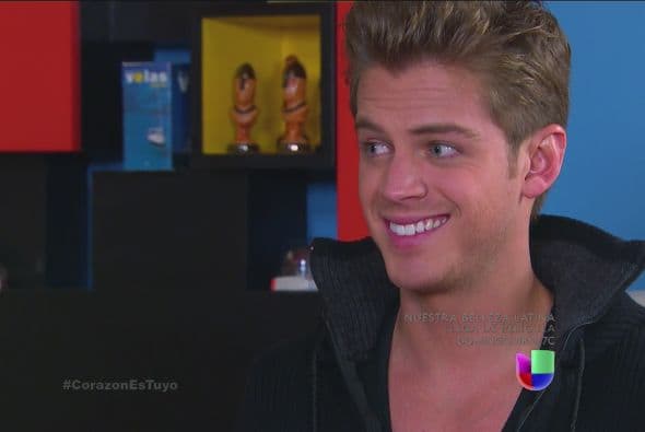 ¡Se ve guapísimo! Sin gel, sin moñitos y sin ¡lentes!