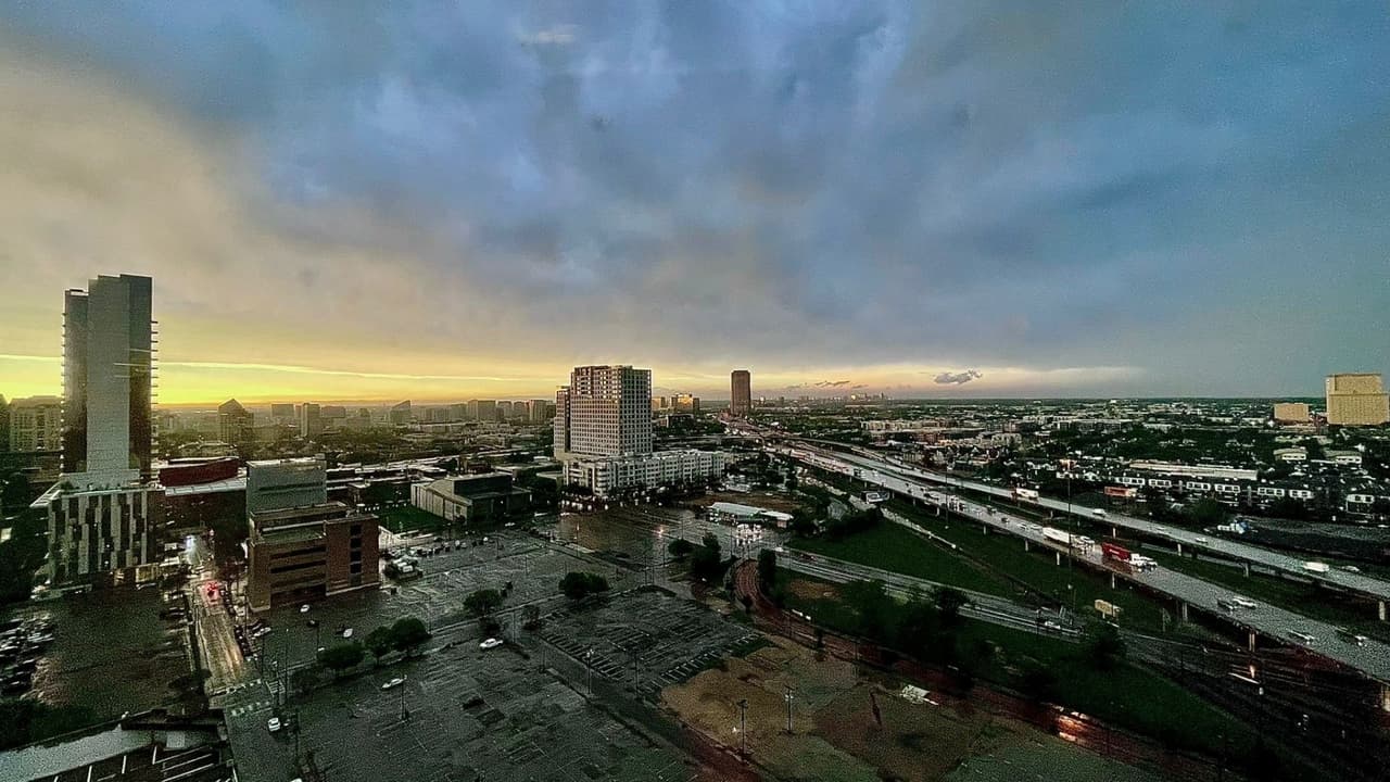 Nuestro periodista y presentador de Noticias23 Ángel Pedrero capturó esta panorámica del centro de Dallas, tras el paso de las tormentas severas.