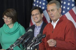 De izquierda a derecha los congresistas republicanos Cathy McMorris (Washington), Eric Cantor (California, líder de la mayoría de la Cámara) y John Boehner (Ohio), presidente del Congreso.