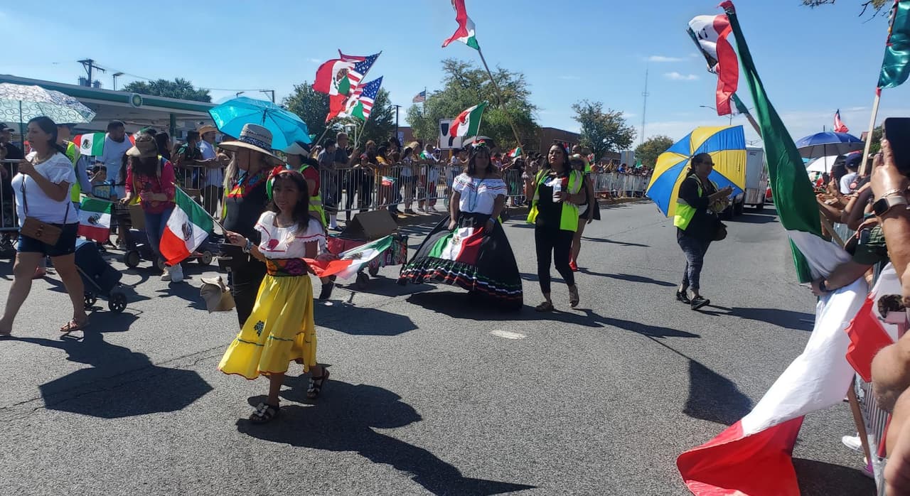 Los colores verde, blanco y rojo inundaron las calles de Cicero por los festejos del día de la Independencia. 
<a href="http://uni.vi/Myky1041FX3" target="_blank">Aquí más detalles</a>.