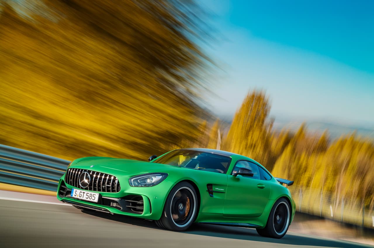 Los frenos de competencia del Mercedes-AMG GT R combinas una optima desaceleración con una gran resistencia gracias a sus discos perforados con ventilación interna de 15.4 pulgadas de diámetro al frente y de 14.2 pulgadas de diámetro en el eje trasero. Las pinzas de freno están pintadas de amarillo.