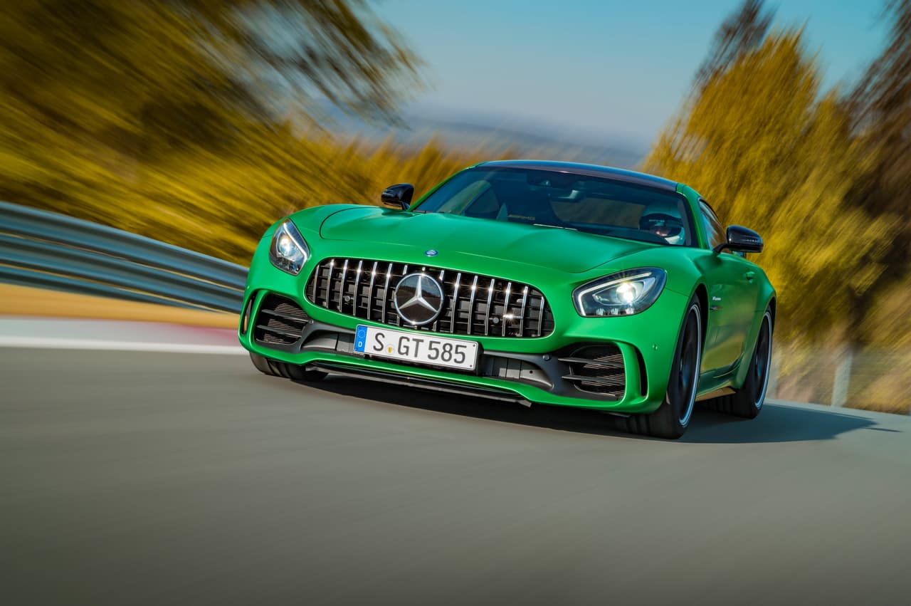 El Mercedes-AMG GT R es el tercer y supremo producto de la línea de coupés deportivos GT de Mercedes-AMG. Desarrollado en el Nürburgring, una de las pistas más exigentes de público, el GT R no es una auto apto para las personas sensibles a las emociones fuertes.