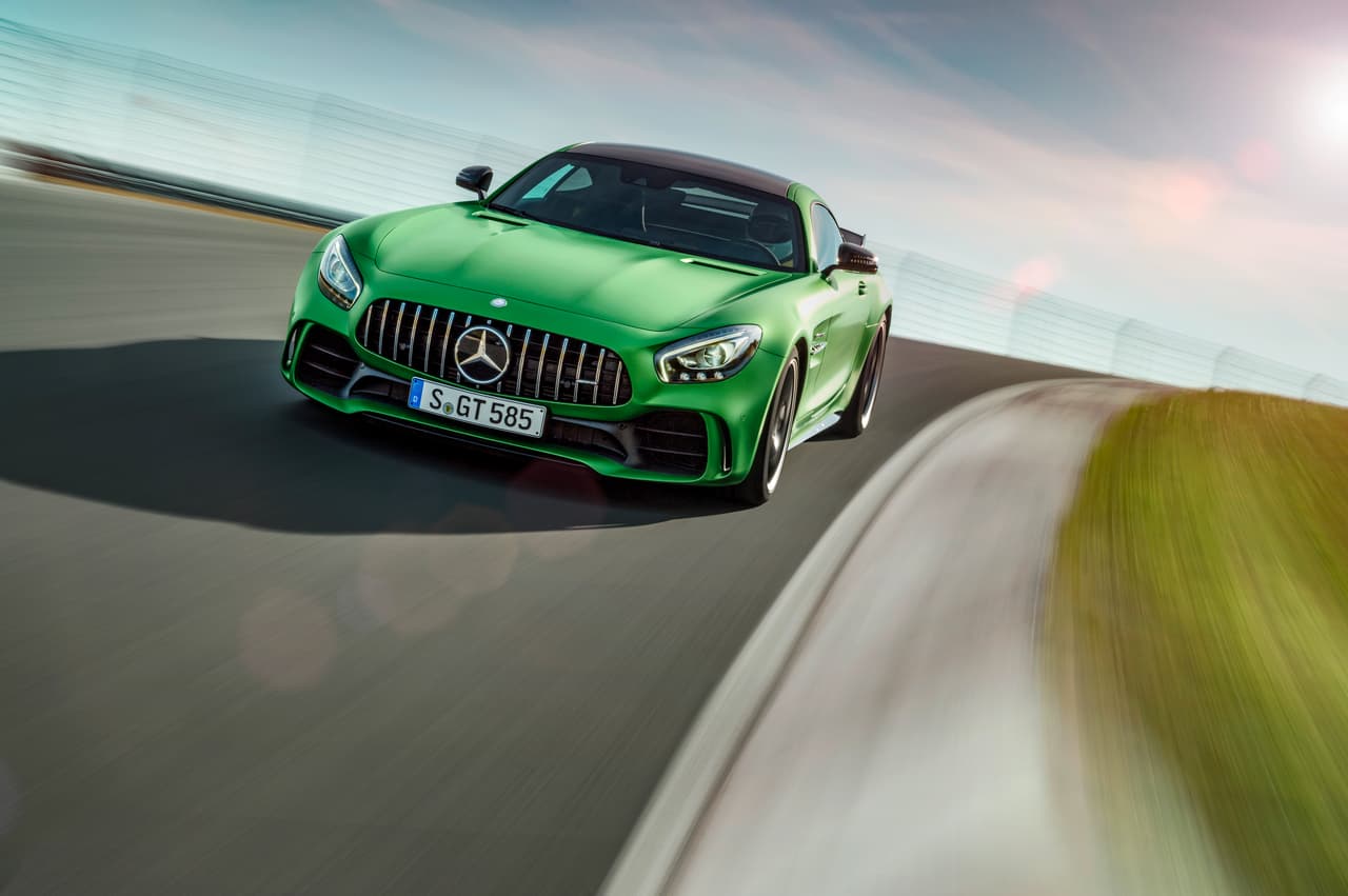 El aspecto agresivo del Mercedes-AMG GT R es cónsono con el espíritu deportivo que rodeó a su proceso de diseño. La llamativa pintura "AMG magno infierno verde" rinde homenaje al follaje que rodea a la legendaria pista.