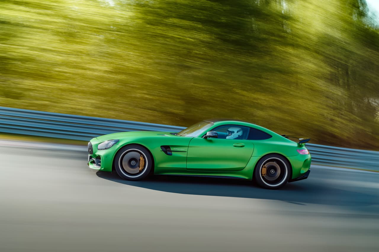 El Mercedes-AMG GT R es el mejor ejemplo de lo que se puede conseguir cuando las divisiones de competencia y de calle de un fabricante colaboran muy de cerca.