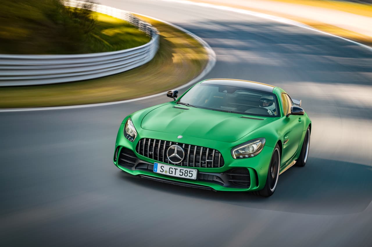 Lograr el peso más bajo posible fue la consigna en el desarrollo del Mercedes-AMG GT R. Una gran variedad de componentes fueron seleccionados para lograr esa meta pero es la fibra de carbono la que protagonizó el esfuerzo. La fibra de carbono se consigue en los parafangos frontales, en el techo y la estructura entre el motor y la transmisión.
