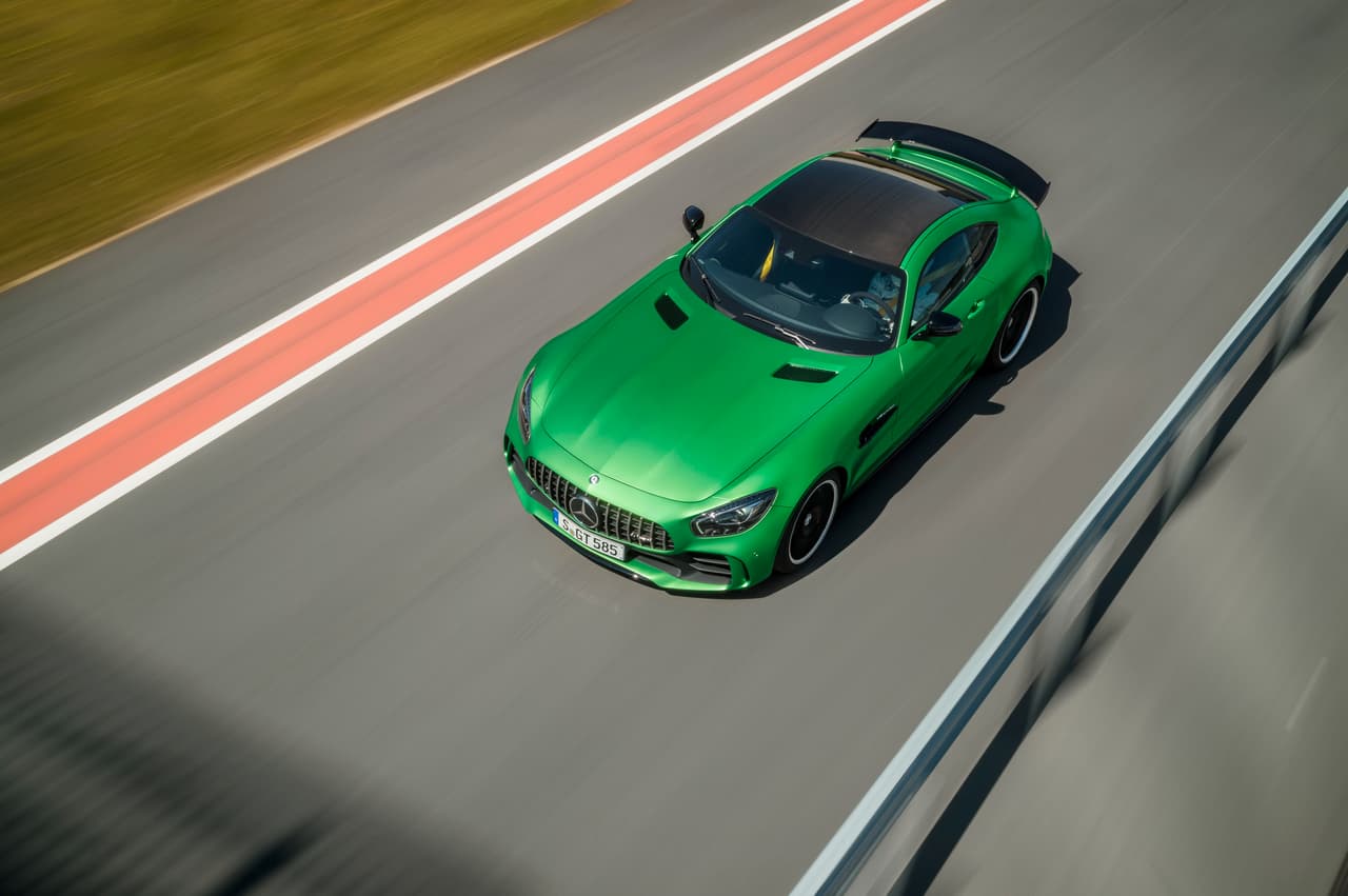 El Mercedes-AMG GT R fue desarrollado en base al vehículo de competencia AMG GT3 del cual retiene unas magníficas características de manejo.
