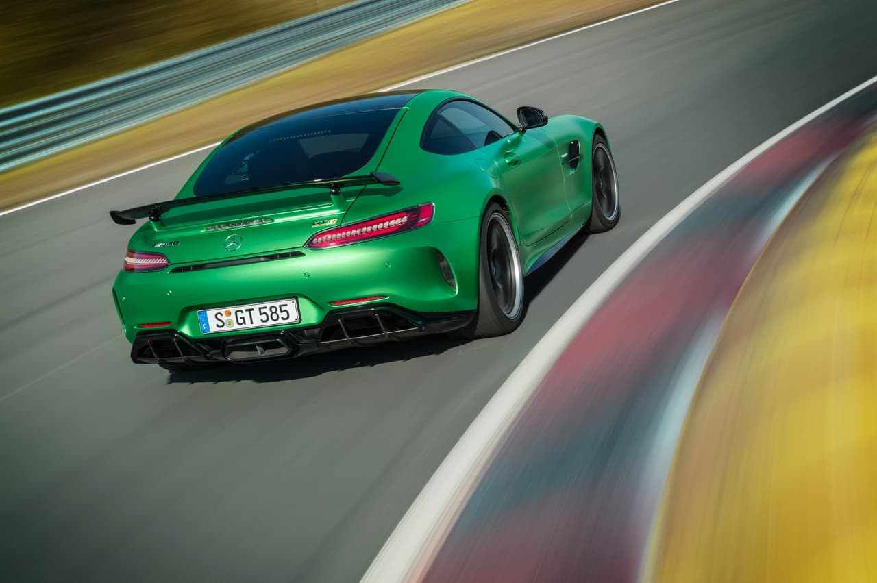 El Mercedes-AMG GT R acelera de 0 a 60 millas por hora en 3.5 segundos y puede alcanzar una velocidad máxima de 198 millas por hora.