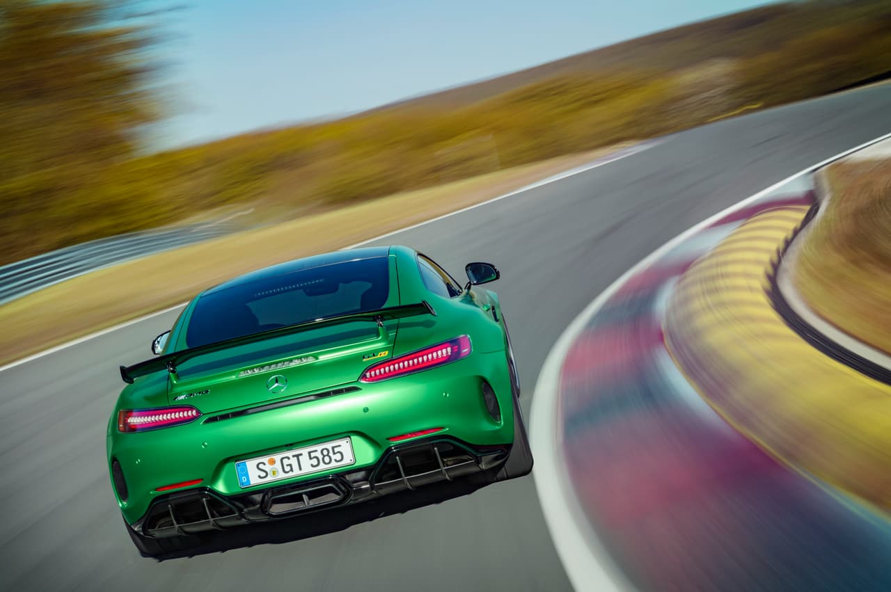 El Mercedes-AMG GT R cuenta como parte de su sofisticado sistema de suspensión trasera con rotulas 'unibal' y direccionamiento activo de las ruedas traseras.