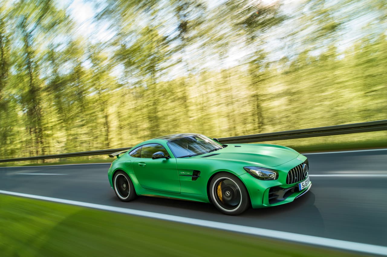 La transmisión de 7 velocidades de doble embrague en el Mercedes-AMG GT R está colocada en configuración trans-eje en el eje trasero fue modificada y trabajada por los ingenieros de AMG apra un funcionamiento óptimo en pista.