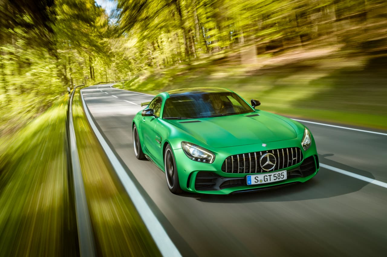 La dirección del Mercedes-AMG GT R responde aún mejor gracias al direccionamiento activo de las ruedas traseras. Un sistema que nunca antes había sido usado en un modelo de Mercedes-AMG.