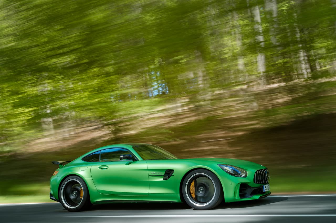 La sección frontal inclinada hacia abajo del Mercedes-AMG GT R crea una impresión de 'nariz de tiburón' que hace que el auto parezca estar más cerca de la vía. Los efectos prácticos de esta apariencia esque reduce los puntos de presión traseros logrando mejorar el flujo de aire fresco ayudando el aerodinamismo del vehículo.