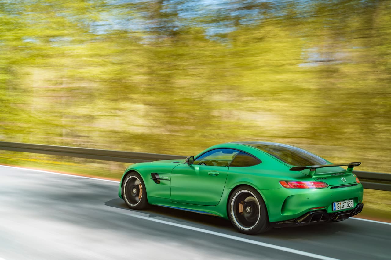 El Mercedes-AMG GT R utiliza cauchos Michelin Pilot Sport Cup 2: 275/35 ZR 19 en el tren delantero y 325/30 ZR 20 en el eje trasero. Estos cauchos de carreras certificados para las vías públicas, permiten un manejo más rápido con una vida útil en pista incrementada en un 50%.