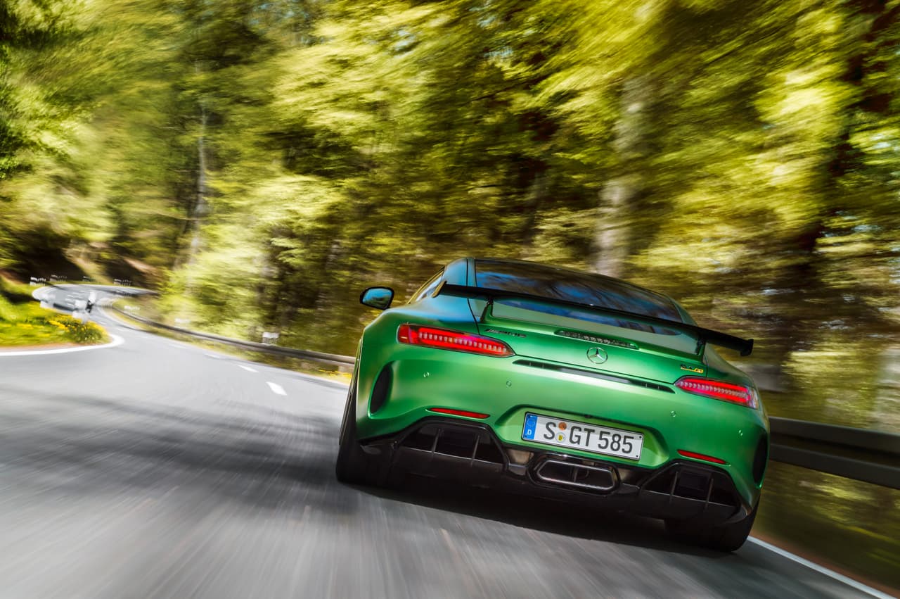 La parte posterior del Mercedes-AMG GT R cuenta con una buena cantidad de innovaciones muy llamativas: como los guardafangos traseros en aluminio que amplían el ancho de la parte trasera del vehículo en unas 2.2 pulgadas añadiendo espacio para alojar las ruedas de 20 pulgadas de mayor grosor. Todo esto mejora la tracción y permite mayores velocidades al manejar en curvas.