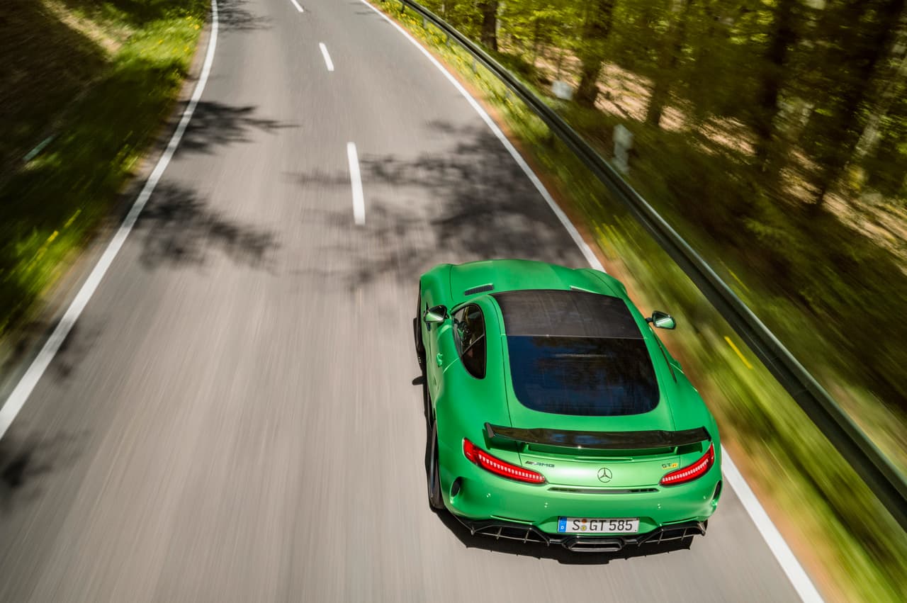 En esta imagen del Mercedes-AMG GT R se hace aparente la utilización de la fibra de carbono en el techo del vehículo.