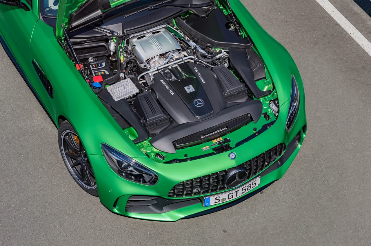 El Mercedes-AMG GT R cuenta con un motor V8 dobleturbo de 4.0 litros hecho a mano que produce 577 caballos de fuerza y 516 lbs-pie de torque.
