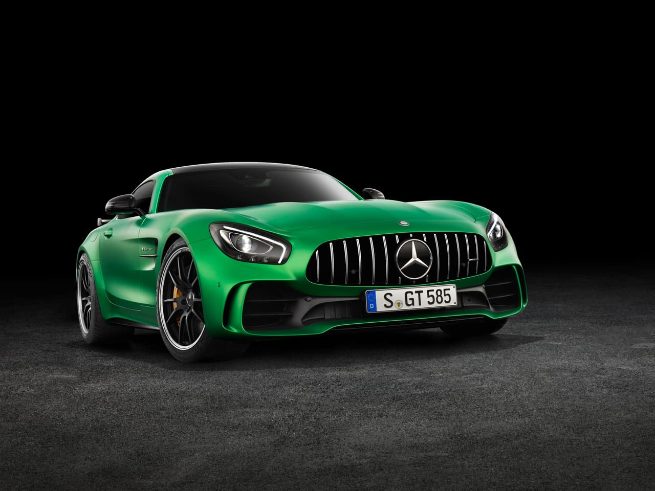 El amplio divisor de aire frontal reduce el empuje hacia arriba en el eje frontal del Mercedes-AMG GT R mientras que las cortinas de aire laterales calman las turbulencias mejorando el coeficiente aerodinámico de todo el vehículo.