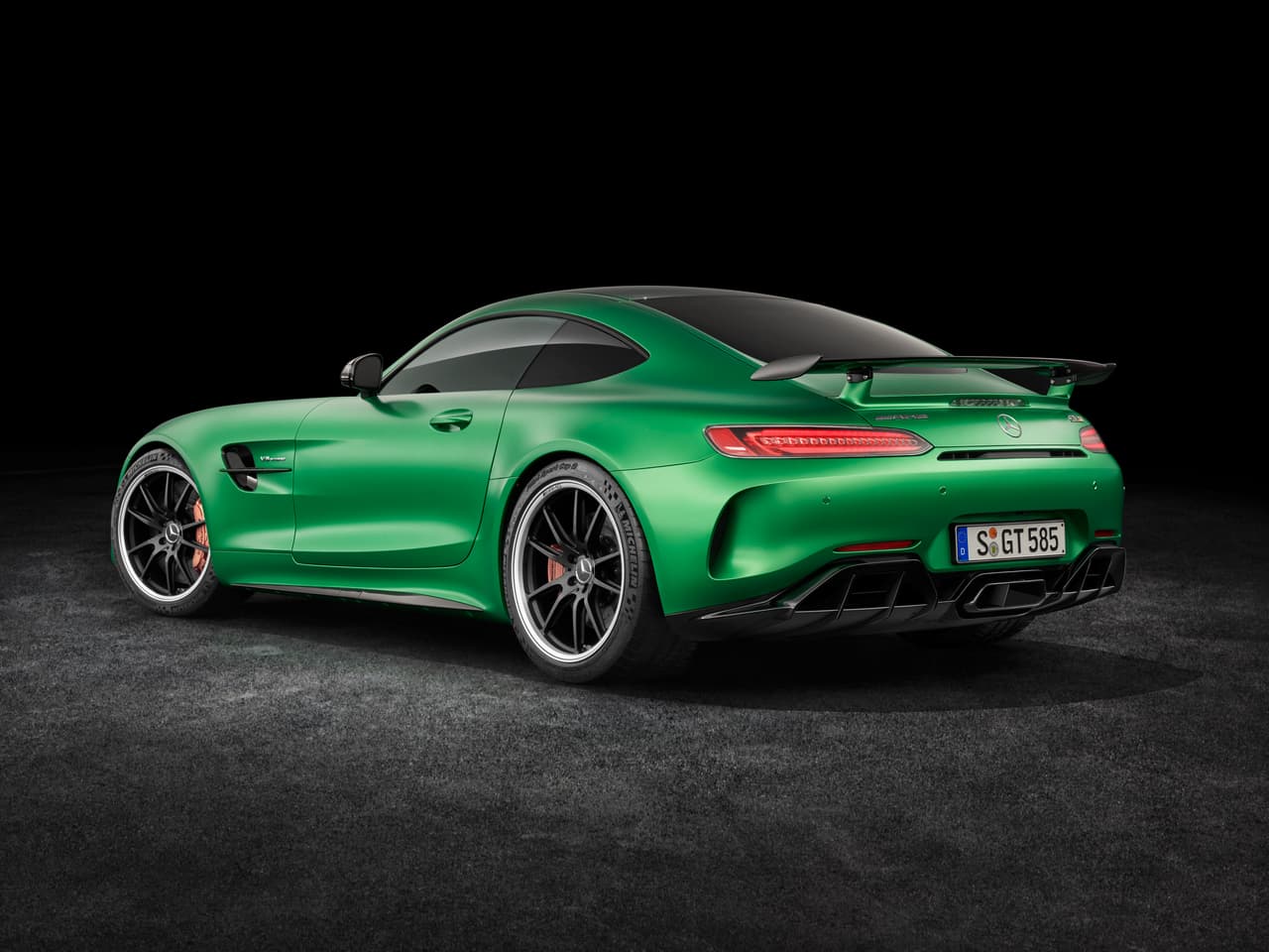 Las proprciones de frontal amplio y cola corta del Mercedes-AMG GT R, le dan un aspecto elegante y clásico que todos los aditamentos modernos no pueden esconder.