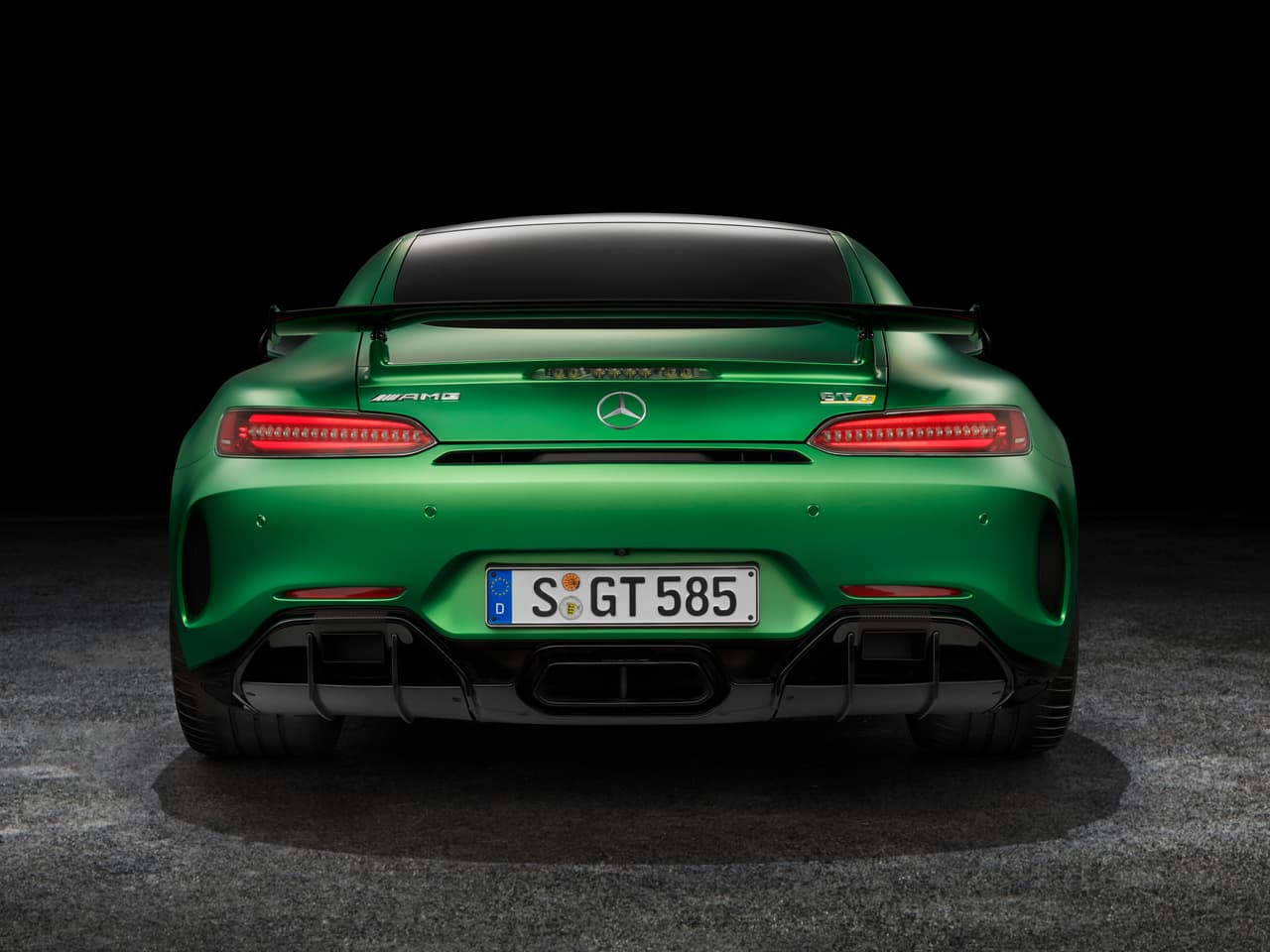 Los nuevos difusores laterales de aire traseros y el alerón trasero mejopran la eficiencia aerodinámica del Mercedes-AMG GT R y mejoran notoriamente su agarre.