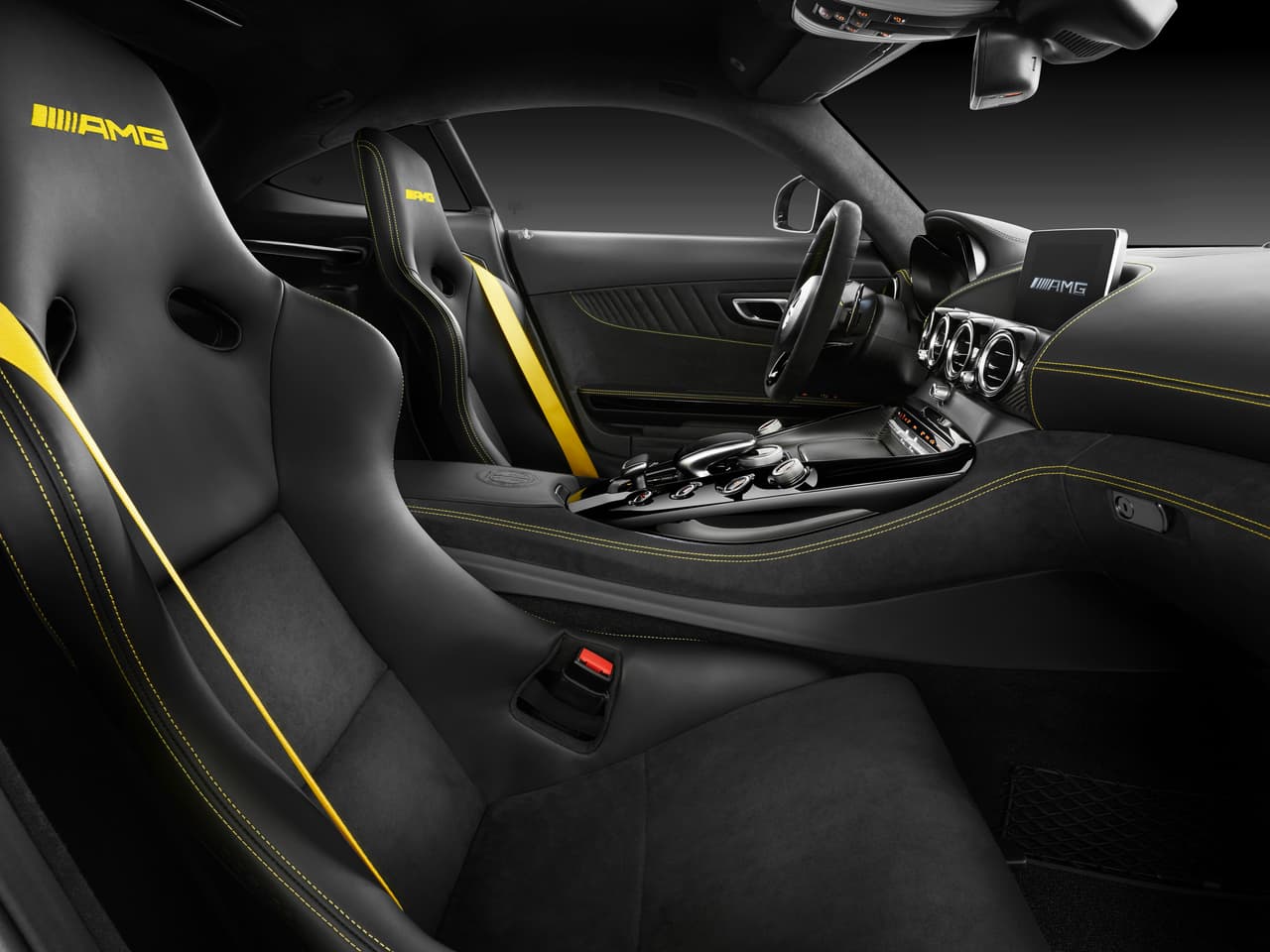 El interior del Mercedes-AMG GT R está fuertemente influenciado por los vehículos de competencia. Los asientos AMG Performance están cubiertos de cuero y microfibra para mayor agarre y ofrecen un gran agarre lateral aún en maniobras extremas.