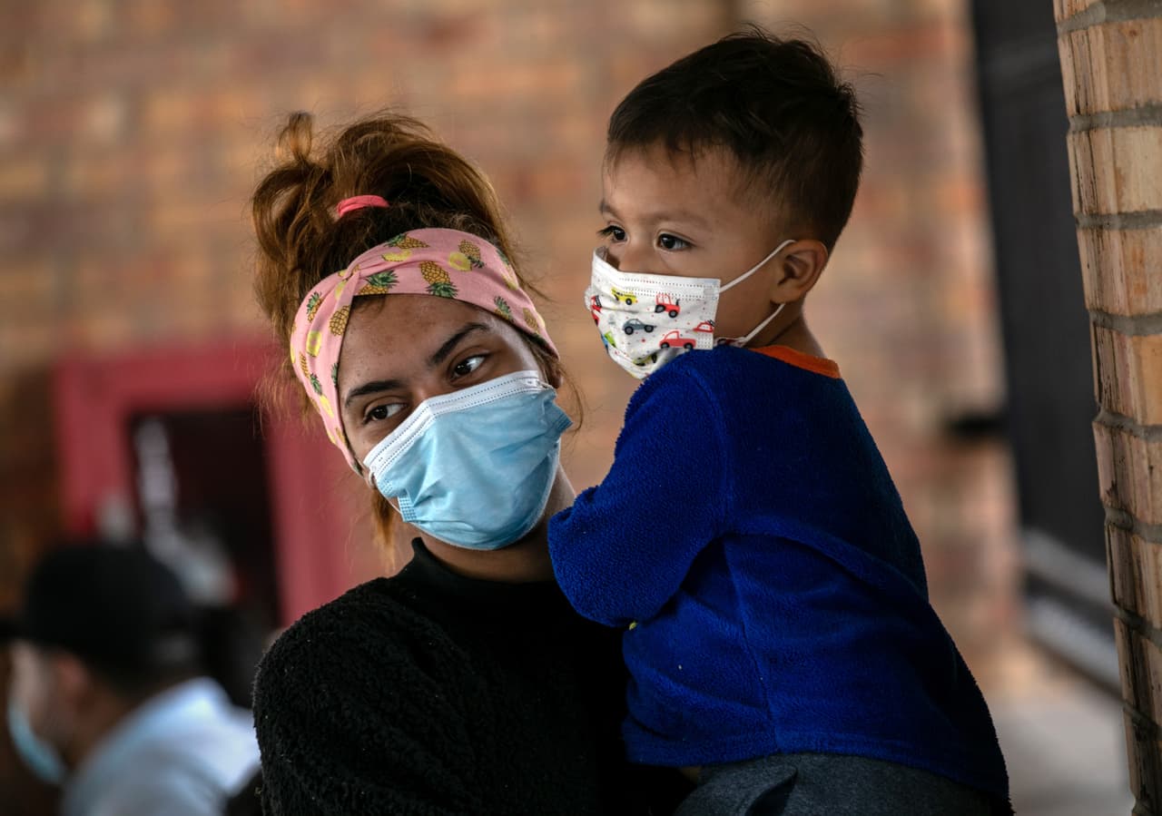 <b>Hay que esperar. </b>Inmigrantes hondureños esperan los resultados de las pruebas rápidas de Covid-19 el 25 de febrero de 2021 después de ser liberados por las autoridades de inmigración de Estados Unidos en Brownsville, Texas.