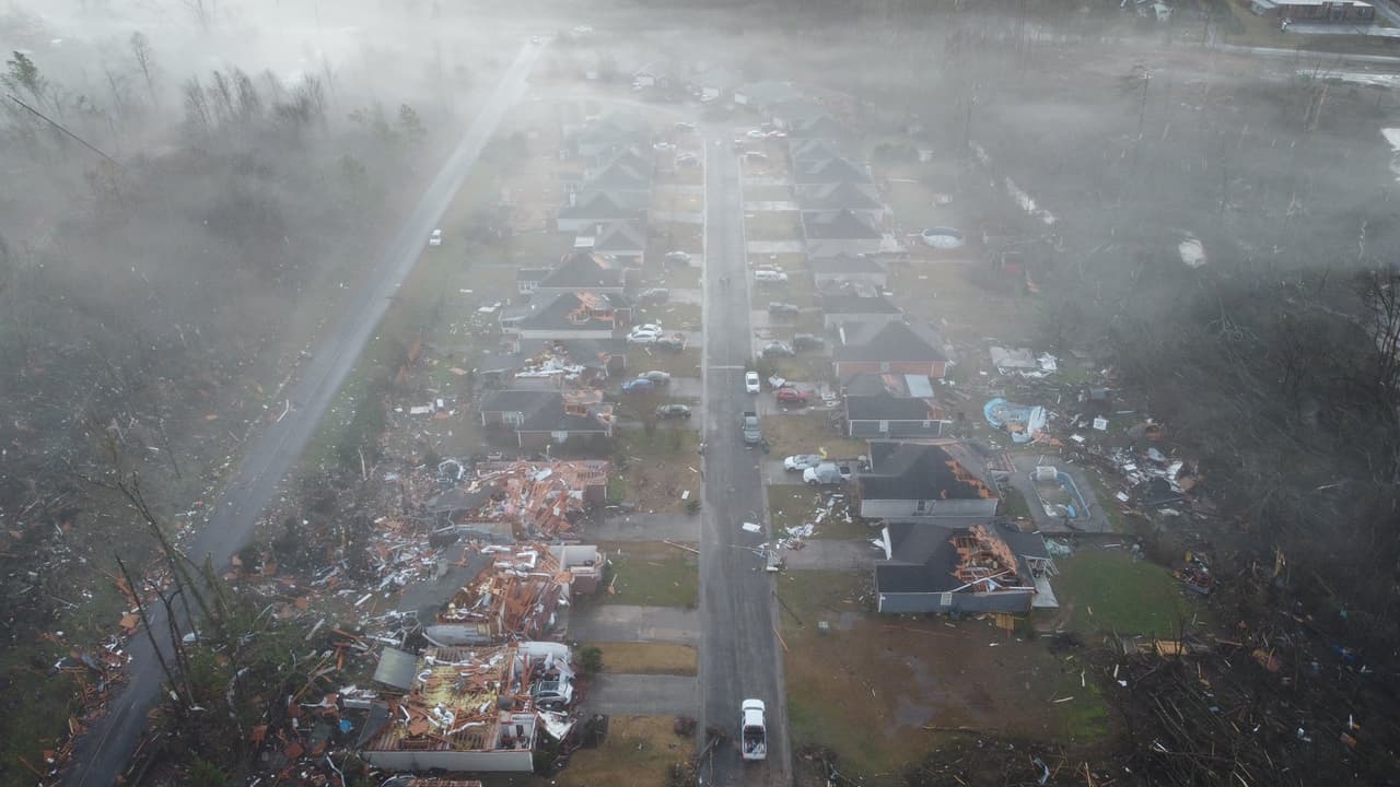 Una vista área muestra los daños que dejó el paso del tornado en el área de Darlene Estates.