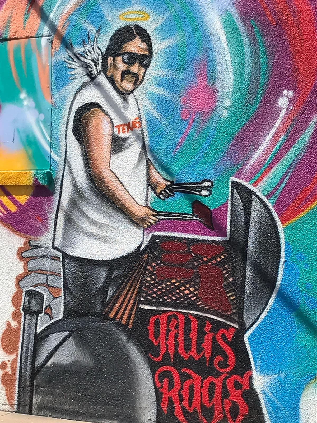 <a href="https://www.univision.com/local/austin-kakw/muy-perturbado-por-el-video-alcalde-de-austin-reacciona-a-imagenes-de-policias-disparando-contra-hombre-video">Mike Ramos, de 42 años, murió después de que un agente de policía</a> le disparó pese a que había levantado las manos. De acuerdo con las autoridades, el primer disparo fue una munición menos letal. Luego Ramos entró a su vehículo e intentó huir, pero otro oficial le disparó tres veces.