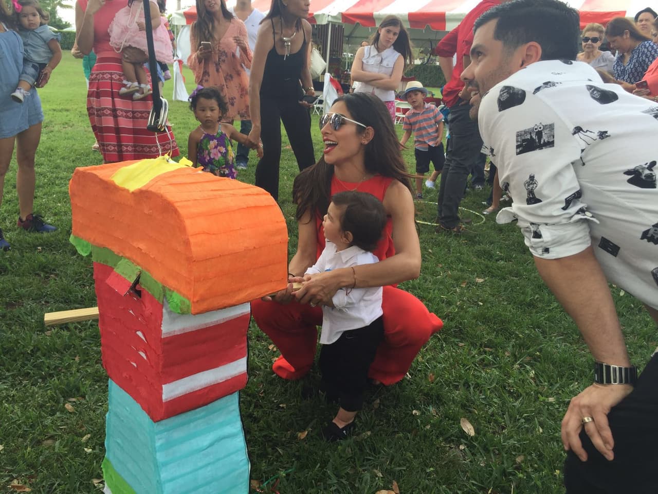 Nuestra primera reina celebró el primer cumpleaños del pequeño Matteo por todo lo alto con una divertida temática circense. Rodeados de amigos y familiares Alejandra y Aníbal lucieron felices junto a su hijo en una celebración que jamás olvidarán.
