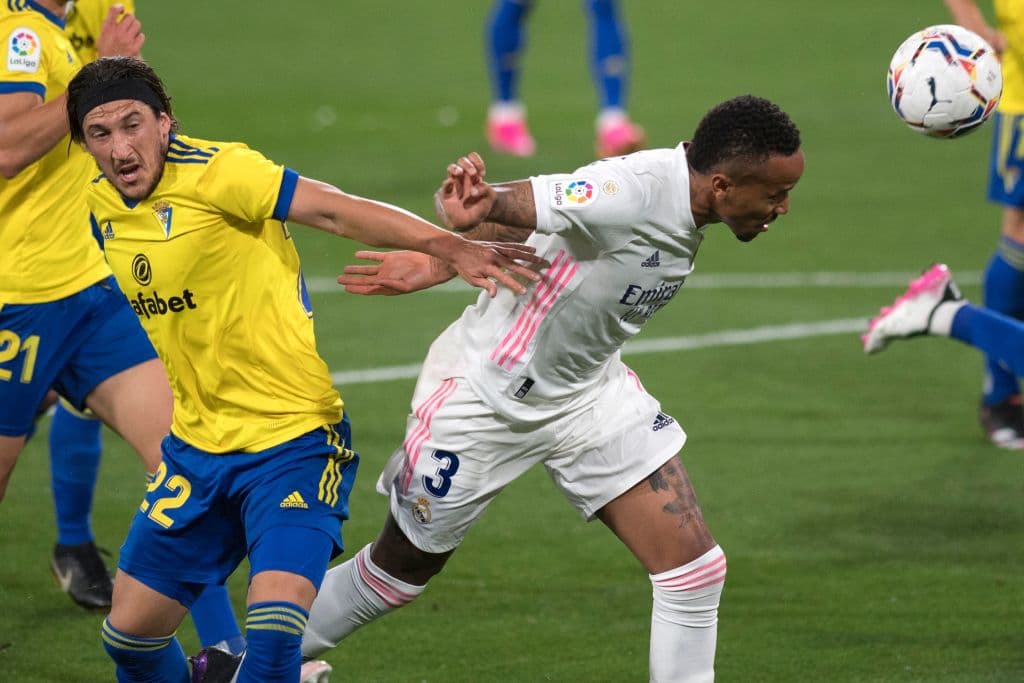 Con dos goles y una asistencia, Karim Benzema se echa el equipo al hombro y 'los blancos' vencen 0-3 al Cádiz en la jornada 31 del futbol español.