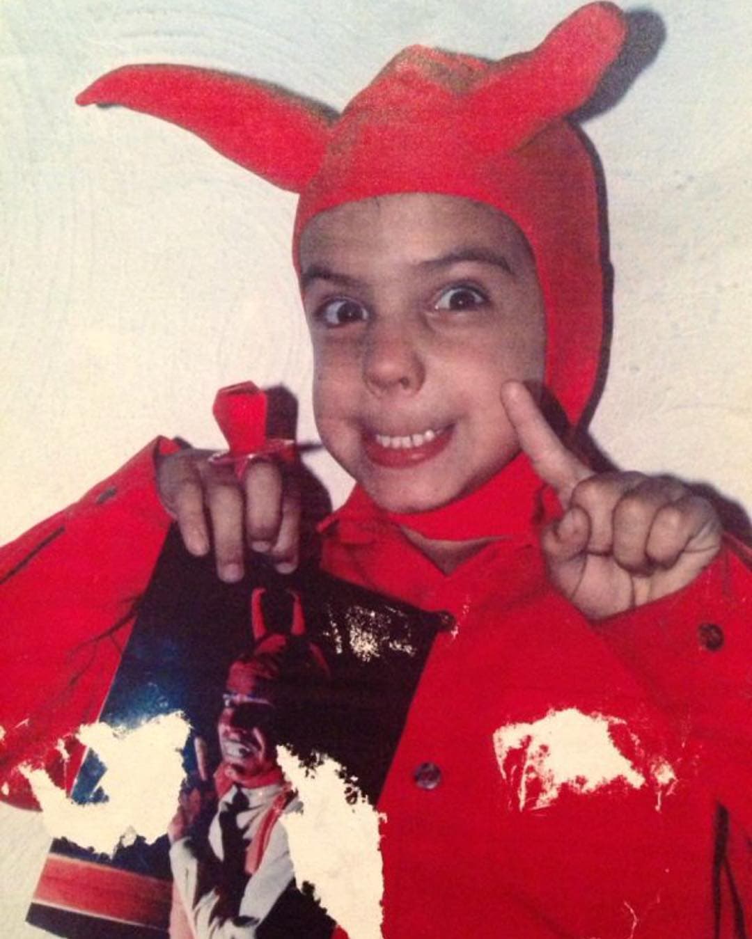 El hijo de un 'diablillo' recomendó a todos los niños (y no tan niños) nunca dejar de ser unos diablos y hacer travesuras. Vadhir Derbez recordó cuando era pequeño junto a una fotografía de su padre Eugenio disfrazado como uno de sus icónicos personajes.