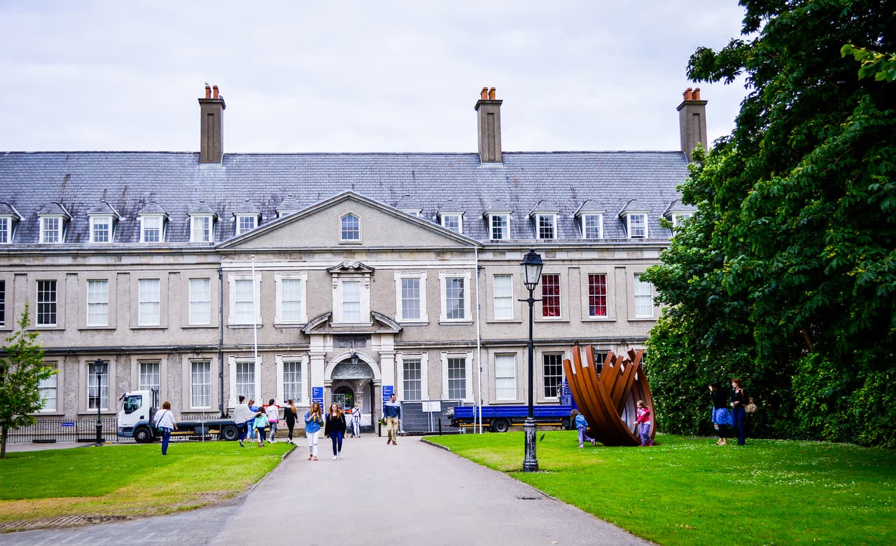 <b>Puesto 15. Distrito Dublin 8, Dublín</b>
<br>
<br>Este vecindario “captura la esencia y el encanto de la capital irlandesa a la perfección, es un rincón que ha conservado gran parte de la arquitectura original de la ciudad”, explica Time Out. Tiene locales que se han convertido en centros culturales, interesantes destilerías, tiendas de moda vintage, arte callejero, mercados, cafés y una variada e interesante oferta gastronómica.
<br>