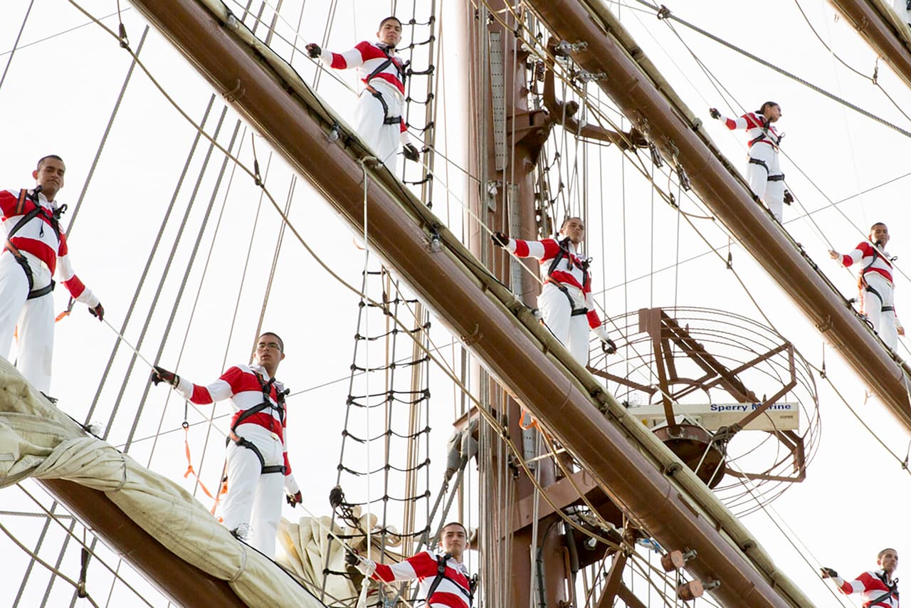 A bordo del B.A.P. Unión, el buque escuela a vela más grande de América Latina, los 89 cadetes de tercer año vienen trepados en las perchas horizontales de los tres mástiles. Es una tradición de la Marina de Guerra del Perú.