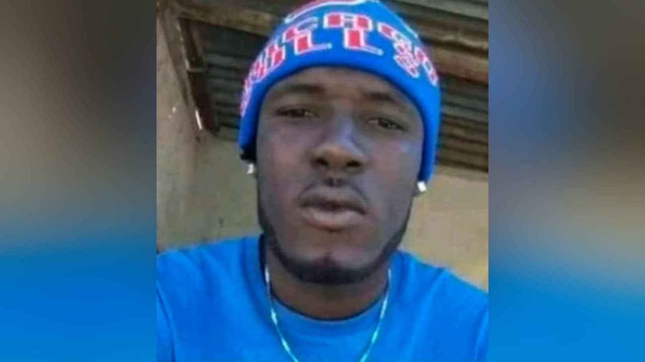 Emanuel Salomon, de Haití, como segundo al mando de la pandilla Village De Dieu, presuntamente participó en secuestros de ciudadanos estadounidenses para pedir rescate en 2021. En enero de 2021, Salomon y sus asociados supuestamente secuestraron a un ciudadano estadounidense a punta de pistola y retuvieron a la víctima para pedir rescate por 11 días. La víctima supuestamente fue retenida a punta de pistola, golpeada y amenazada por la pandilla, y sólo fue liberada después de que se pagó un rescate.