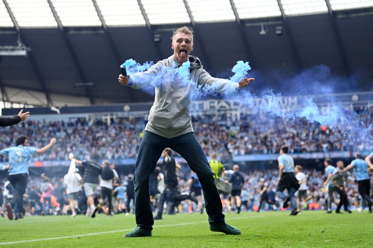 Así vivieron jugadores y aficionados tanto del Manchester City como del Liverpool la última jornada de la Premier, en la que los Citizens se alzaron con el título y los Reds soñaron con el campeonato y se quedaron muy cerca.