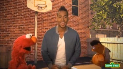 7. Ha cantado con Elmo: The King of Bachata se ha sabido ganar también a los niños con la canción “Quiero ser tu amigo” que interpretó en un episodio de Sesame Street.