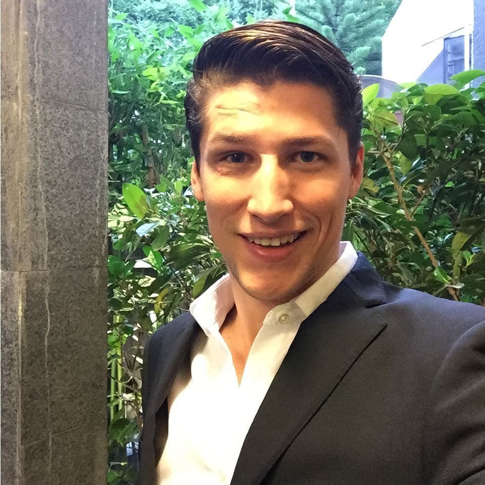 Explicó que su hijo 
<b>Diego</b>, quien iba manejando el automóvil, tuvo una pequeña
<b> fractura en el cráneo</b>, su exesposa 
<b>Mary Paz Banquells sufrió una fractura de clavícula y luxación en una de las manos</b>. Mientras que Sebastián fue el más afectado al salirse de la camioneta.
<br>