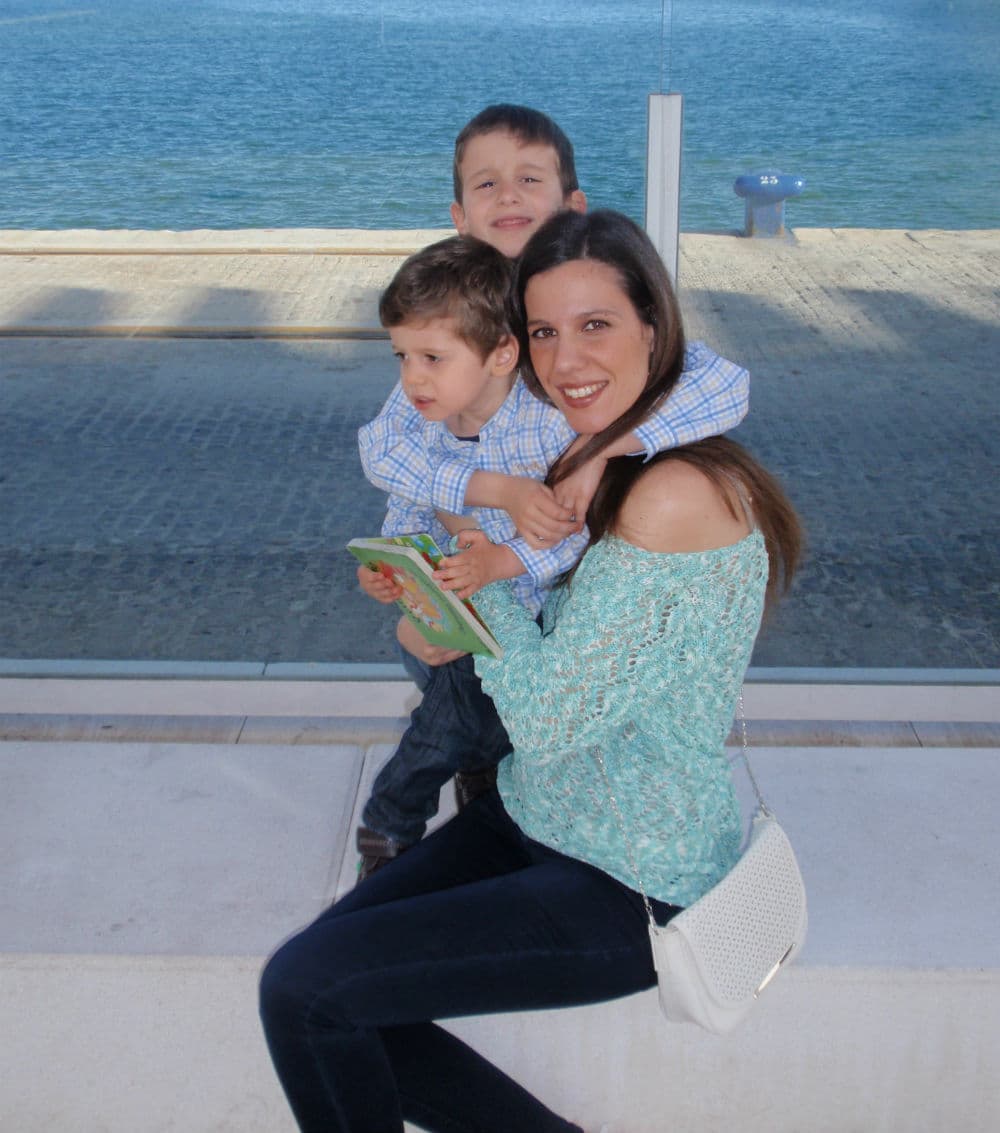 “El Día de la Madre significa para mí celebrar con gratitud esa hermosa aventura llamada maternidad que me ha permitido descubrir junto a mis dos hijos el verdadero significado del amor incondicional. Un emocionante viaje lleno de sueños, retos y aprendizajes en el que mis hijos y yo disfrutamos cada día de lo bello que es vivir compartiendo nuestras vidas. Un viaje en el que algún día mis niños dejarán de ser pequeños y se soltarán de mi mano para emprender su propio vuelo. Y ahí siempre estaré yo queriéndoles con la misma intensidad que el día en el que los tuve en mis brazos por primera vez, como sigue haciendo mi mamá conmigo. ¡Feliz Día de la Madre!” - Vanessa Rodríguez