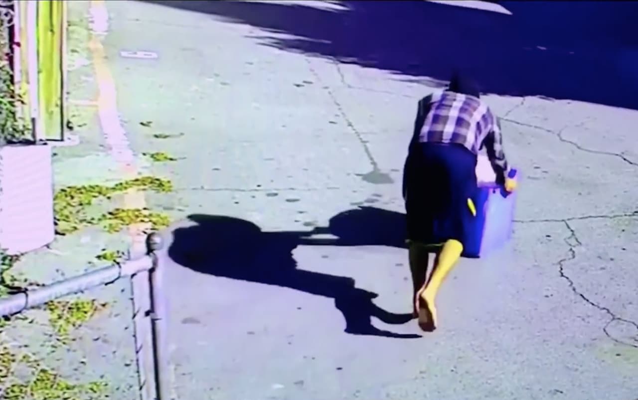 Las autoridades identificaron al sospechoso como
<b>David Lemus-Orellana</b>, de 22 años. "El sospechoso y la víctima eran compañeros de cuarto", según el comunicado del LASD.