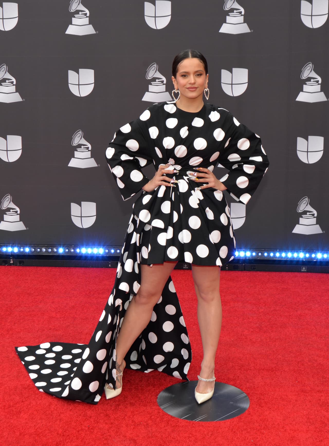 En la categoría de 
<b>Nueva Artista</b> figura 
<b>Rosalía</b>, quien se ha convertido en protagonista de numerosas premiaciones desde el lanzamiento de su segundo álbum 'El Mal Querer', en 2018.