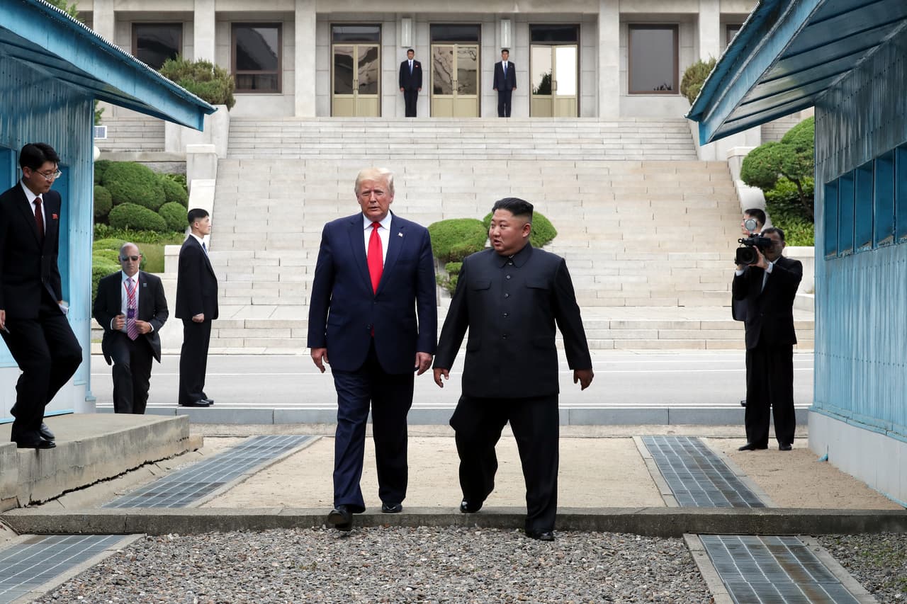 <b>El primer presidente de EEUU en territorio norcoreano</b>. En una incursión histórica, la primera de un mandatario estadounidense en Corea del Norte, Trump cruzó la línea que separa esta nación de Corea del sur desde 1953. Donald Trump conversó con Kim Jong un durante casi una hora y acordaron retomar el diálogo que 
<a href="https://www.univision.com/noticias/politica/pasamos-la-pagina-del-pasado-el-historico-encuentro-entre-kim-jong-un-y-donald-trump-fotos-fotos">se perdió desde los dos encuentros</a> anteriores, 
<a href="https://www.univision.com/noticias/mundo/corea-del-norte-anuncia-que-realizo-con-exito-una-prueba-crucial-en-su-centro-de-lanzamiento">algo que parece alejarse cada vez más</a>. 
<b>30 de junio de 2019.</b>