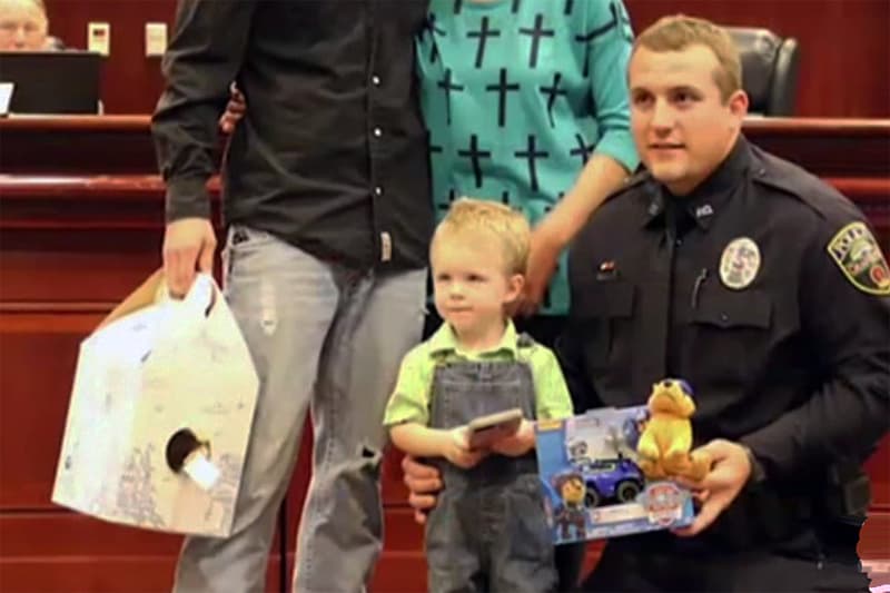 Captan en video el momento en que un policia texano le salva la vida a un niño de 3 años y la historia se vuelve viral