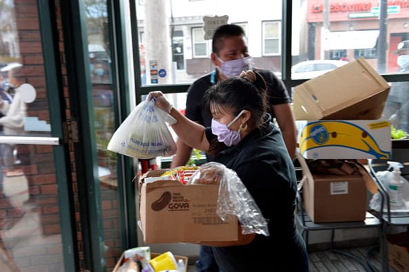 ¿Qué hacer si trabaja en la noche?,¿solo aplica a reuniones al aire libre?, respondemos sus dudas sobre el toque de queda